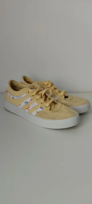 Zapatillas mujer. Amarillas con detalles florales