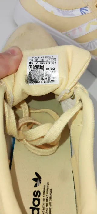 Zapatillas mujer. Amarillas con detalles florales