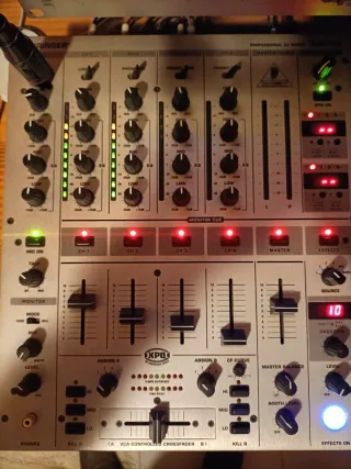 Mesa de mezclas Behringer DJX700