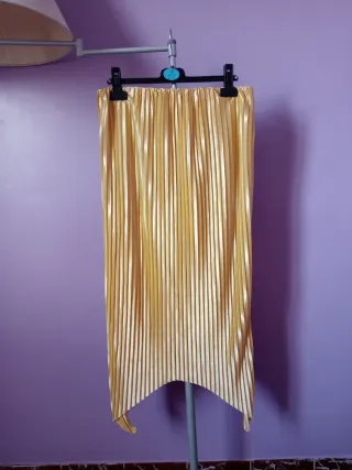 Falda dorada plisada talla M