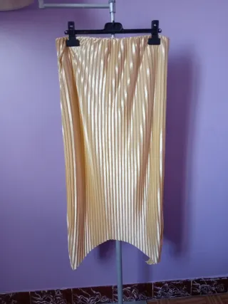 Falda dorada plisada talla M