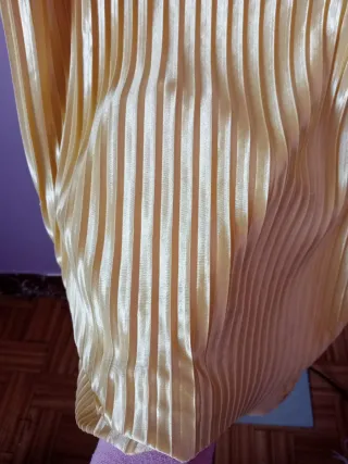 Falda dorada plisada talla M