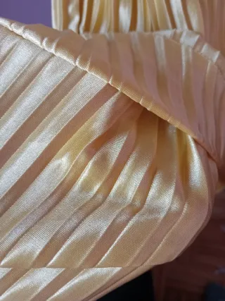 Falda dorada plisada talla M