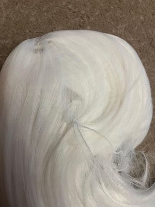 Peluca Corta Blanca con Flequillo Estilo Bob