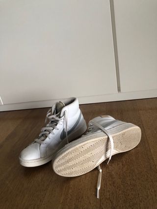 Zapatillas Nike Blancas y Plateadas Talla...