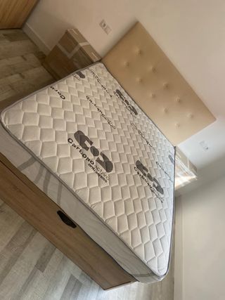 Canapé y colchón de madera