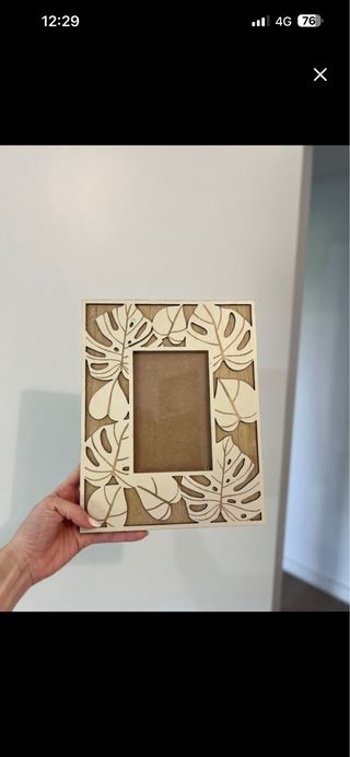 Marco de fotos de madera con hojas