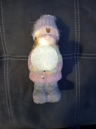 Statuetta bambina inverno luminosa