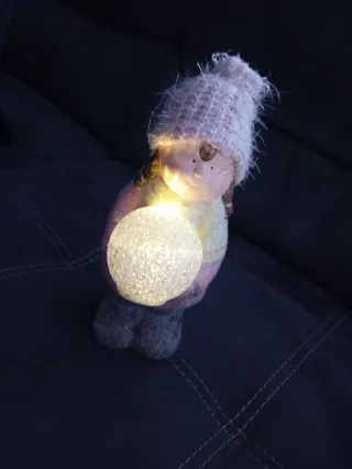 Statuetta bambina inverno luminosa