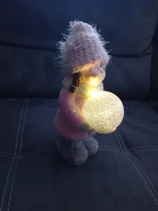 Statuetta bambina inverno luminosa