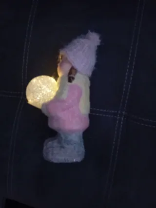 Statuetta bambina inverno luminosa