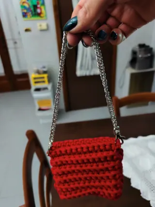Pochette donna rossa con decorazioni