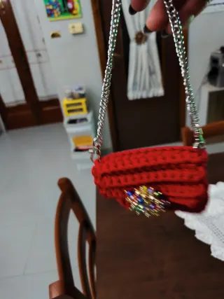 Pochette donna rossa con decorazioni