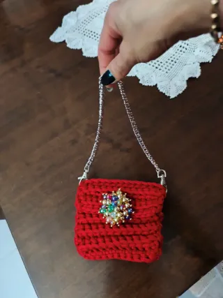 Pochette donna rossa con decorazioni