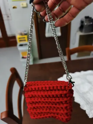 Pochette donna rossa con decorazioni