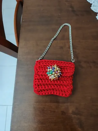 Pochette donna rossa con decorazioni