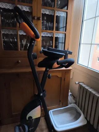 Bicicleta estática negra y naranja