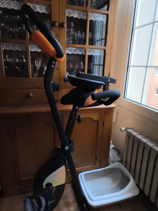 Bicicleta estática negra y naranja