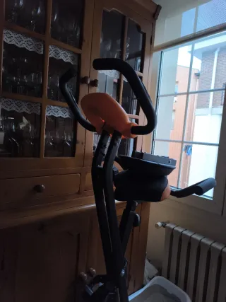 Bicicleta estática negra y naranja