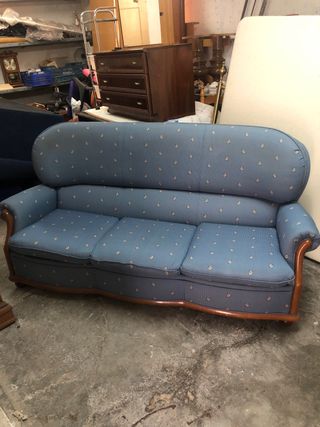 Sofá de tela azul con detalles de madera 180 largo