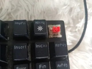 Teclado Gaming Negro con Detalles Rojo . Teclas si