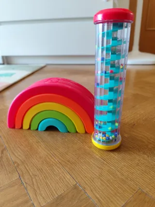 Lote juguetes arcoíris y sonajero