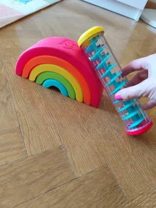 Lote juguetes arcoíris y sonajero