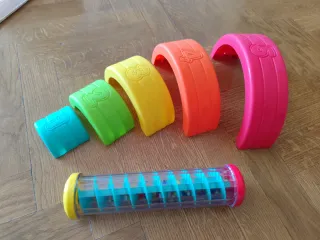 Lote juguetes arcoíris y sonajero