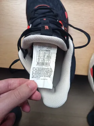 Zapatillas Baloncesto Negras y Rojas