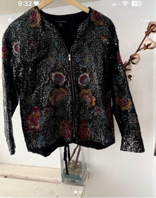 Chaqueta Zara lentejuelas y flores bordadas