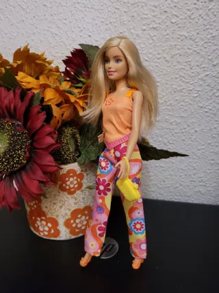 Muñeca Barbie petit con sombrero y bolso