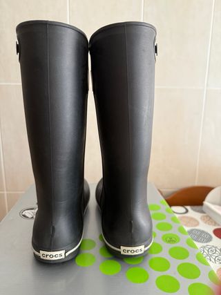 Botas de agua Crocs negras.