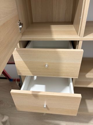 Estantería de madera con compartimentos