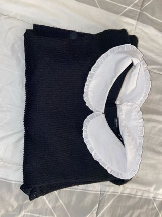 Jersey negro con cuello blanco