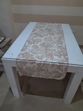 Mesa de comedor blanca con camino de mesa