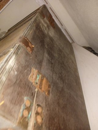 Baúl decorativo antiguo de madera y cuero