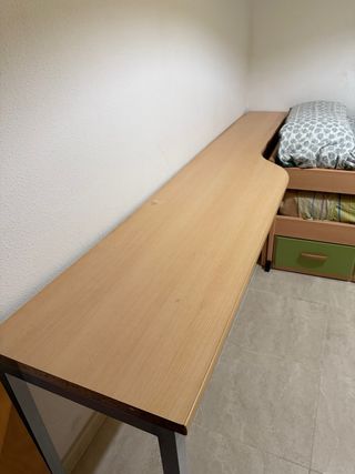 Escritorio con 2 estanterías