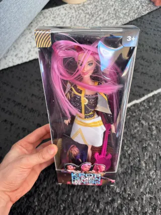 Bambola Kpop Demon Hunters con chitarra