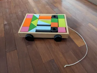 Carrito de madera con bloques de colores