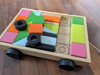 Carrito de madera con bloques de colores