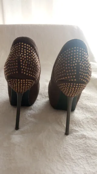 REGALO Zapatos de tacón con pedrería
