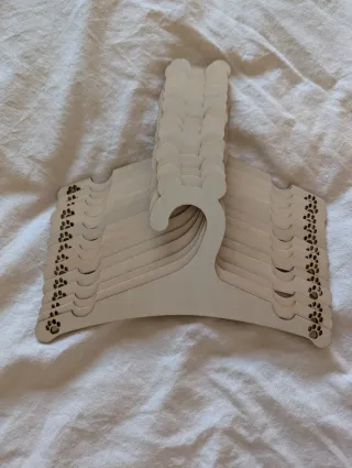 14 Perchas de bebé de madera con huella de patita