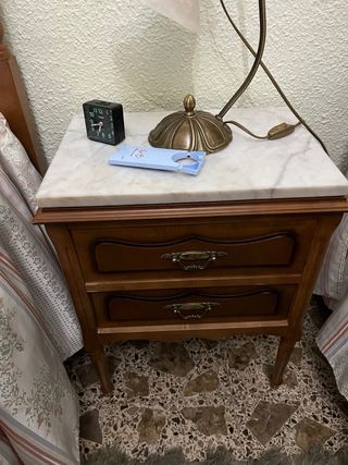 Armario de madera, mesita y cama