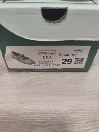 Merceditas azul celeste con brillo.