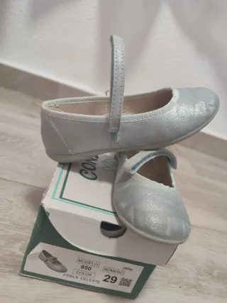 Merceditas azul celeste con brillo.