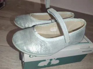 Merceditas azul celeste con brillo.