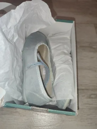 Merceditas azul celeste con brillo.