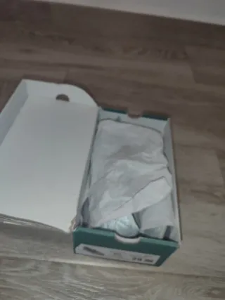 Merceditas azul celeste con brillo.