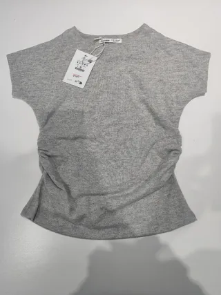 Camiseta gris fruncida