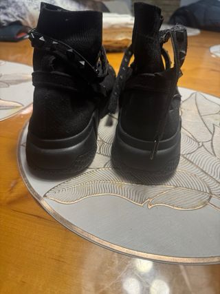Zapatillas negras con tachas